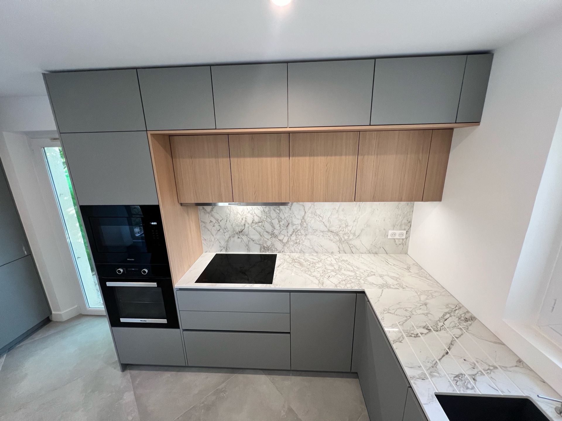 Cuisine moderne avec des meubles gris