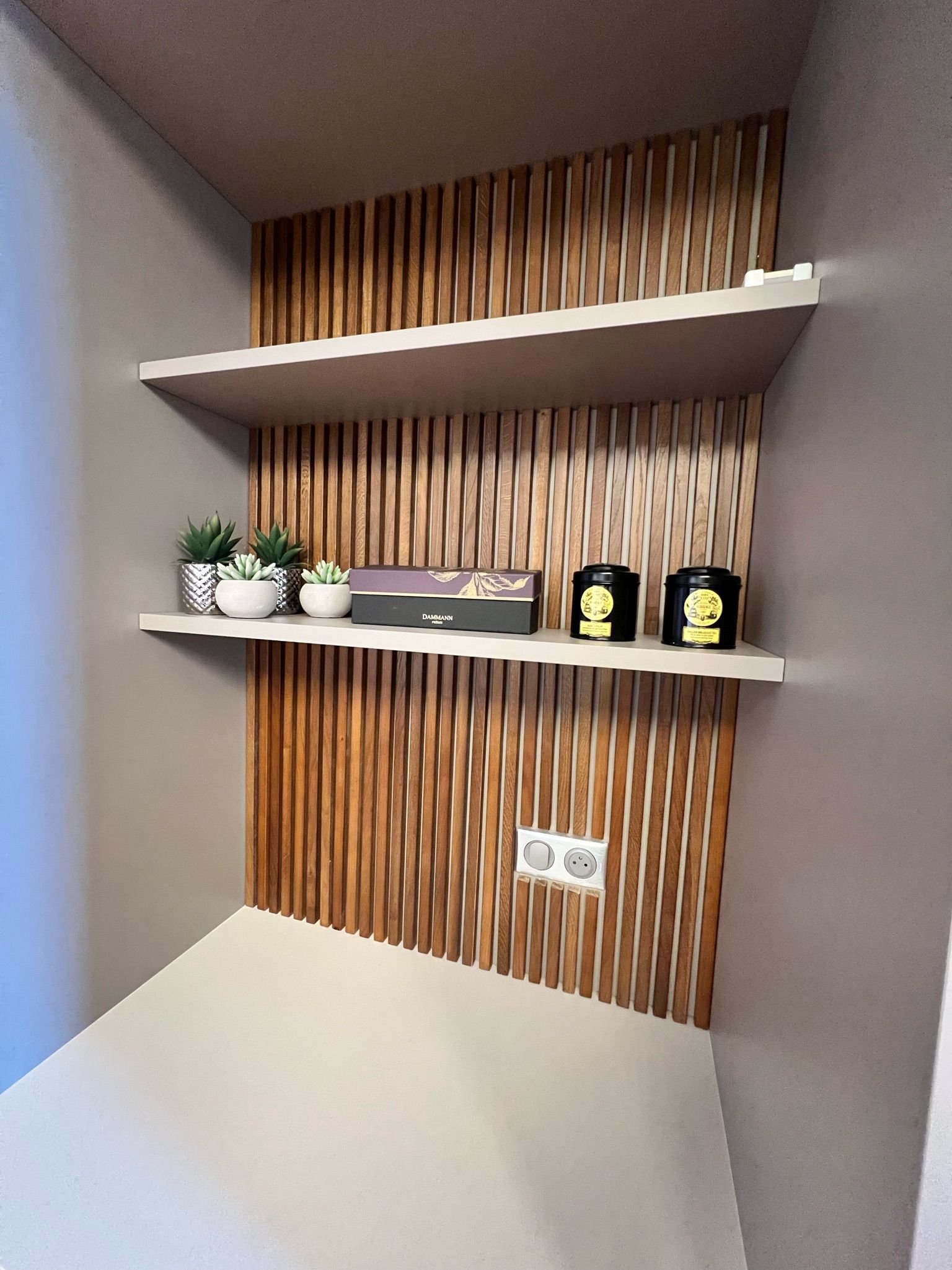 Claustra et étagères en bois