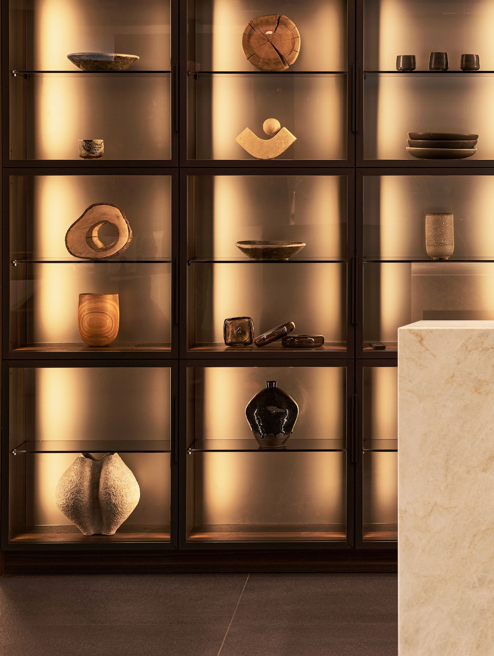 Étagères transparentes avec différents objets