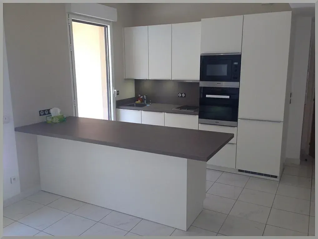 Installation d'une cuisine avec électroménager intégré