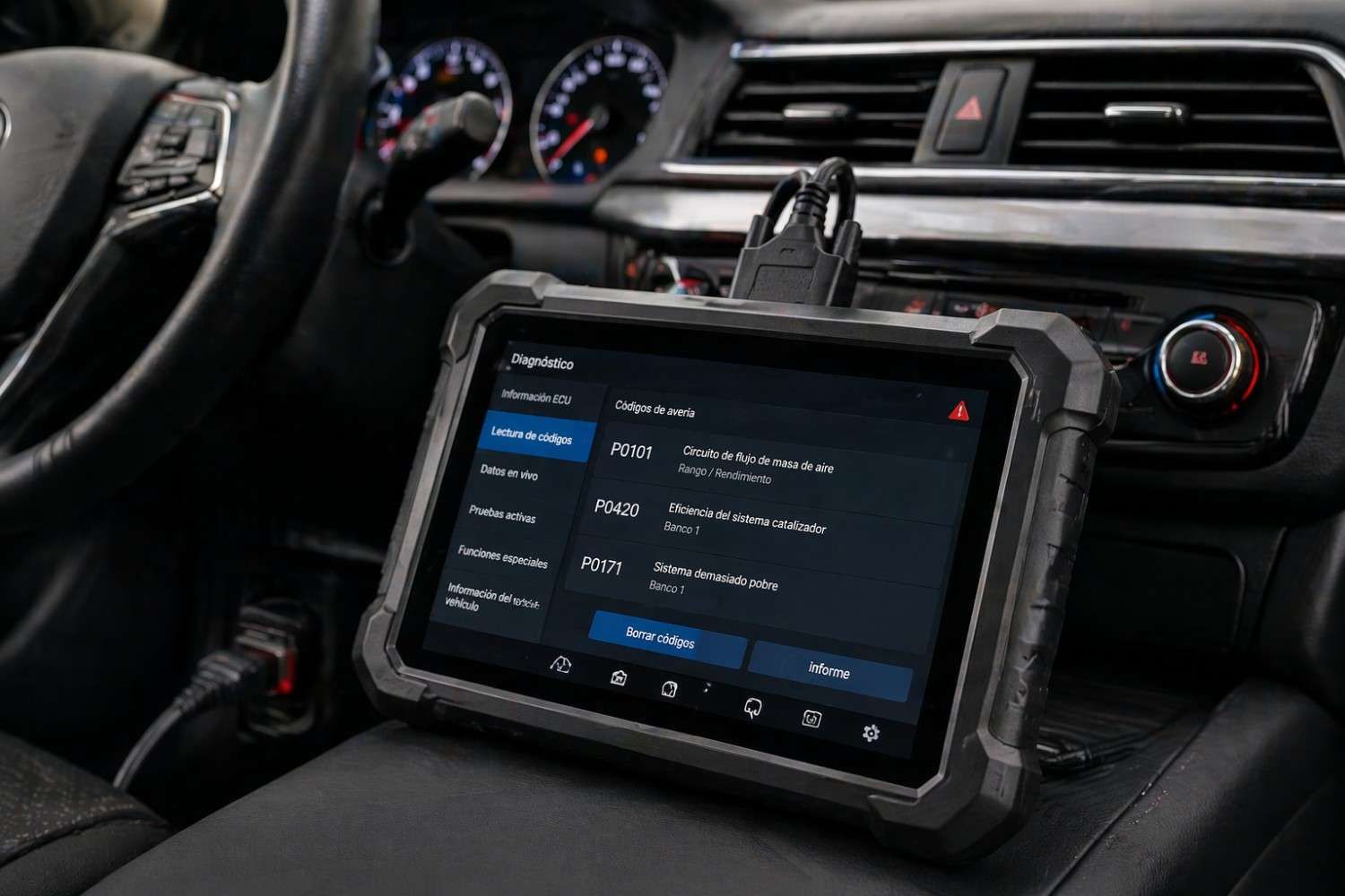 Tablero de instrumentos del automóvil con una pantalla táctil resistente que muestra la configuración.