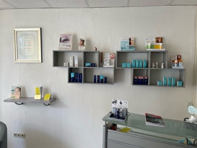 Ein Raum mit vielen Regalen voller Kosmetika