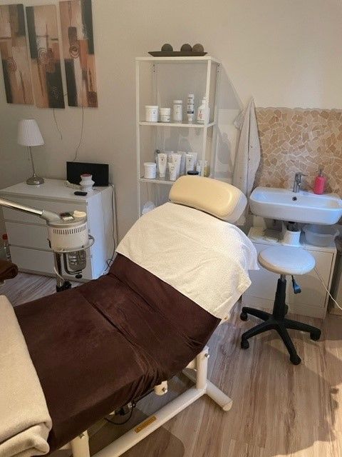 Ein Zimmer mit einem Bett und einem Waschbecken darin