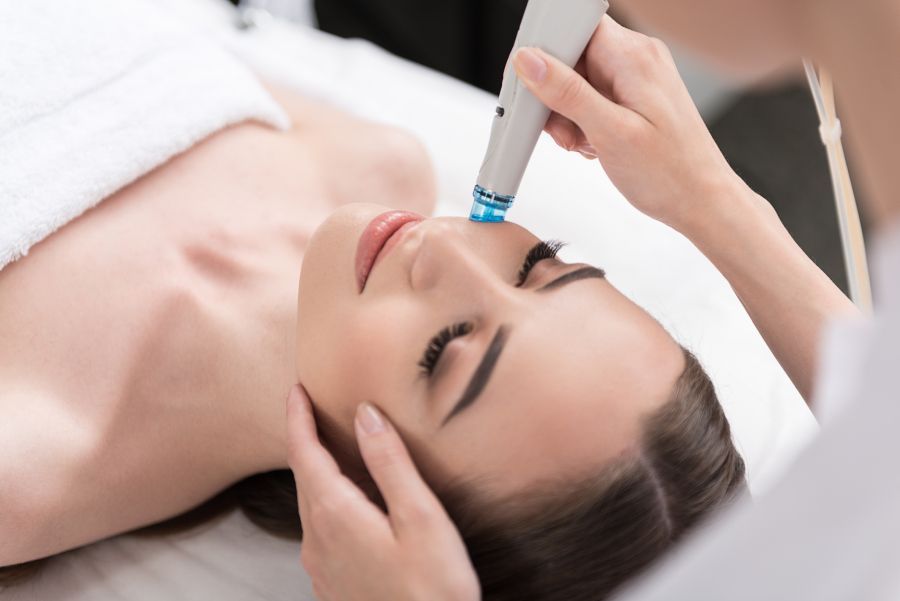 Eine Frau bekommt in einem Spa eine Gesichtsbehandlung.