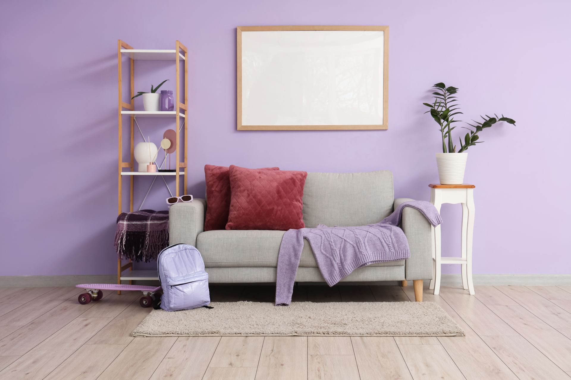 Un mur violet.