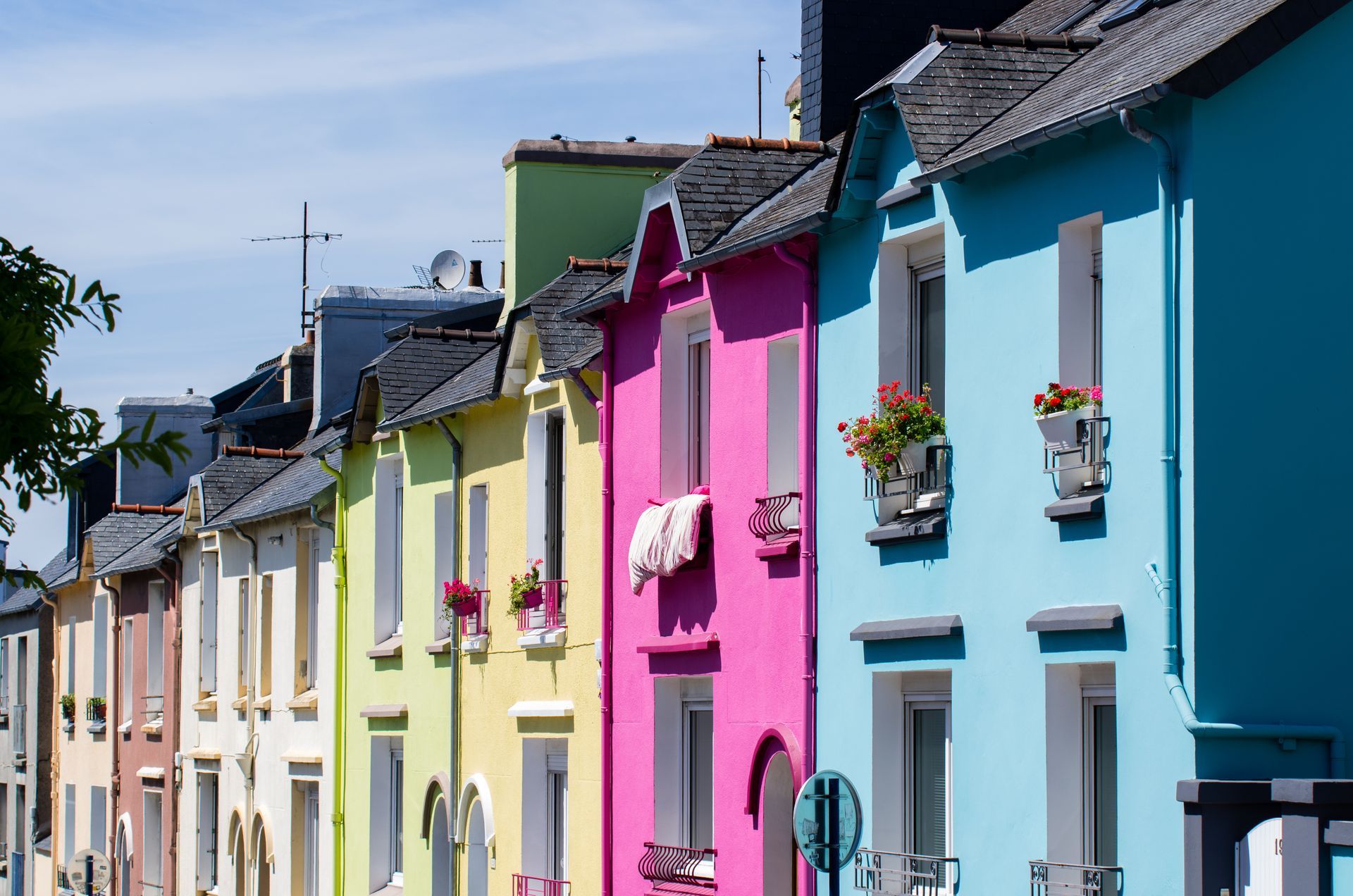 Des maisons de différentes couleurs.