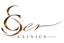 Logotipo marrón de «Ser Clinics» con letras caligráficas elegantes sobre un fondo blanco