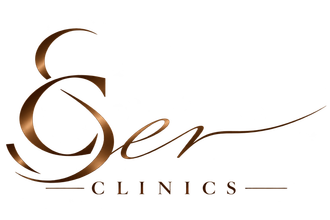 Logotipo marrón de «Ser Clinics» con letras caligráficas elegantes sobre un fondo blanco
