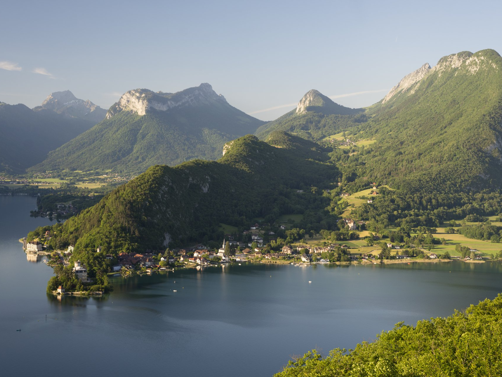 Photo d'un lac au pied d'une montagne