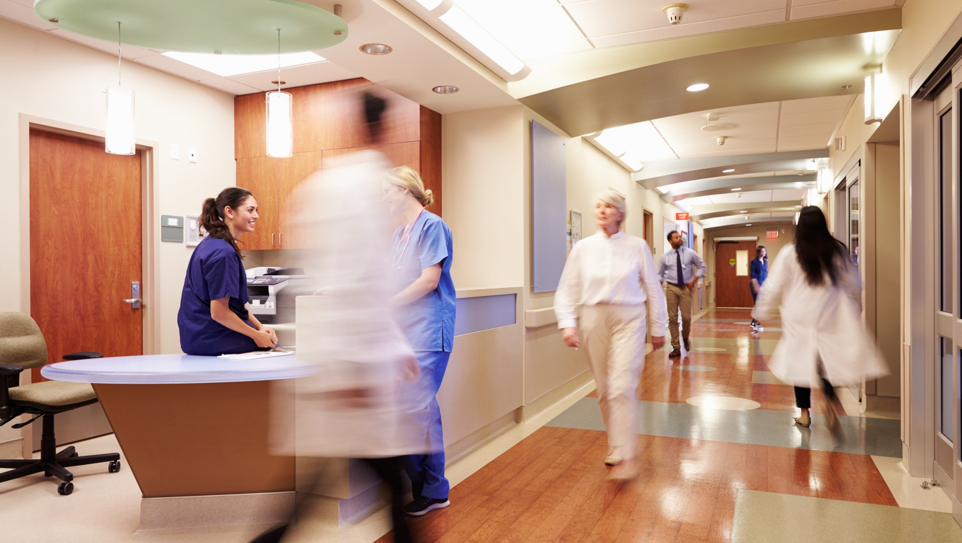 Photo d'un couloir d'hôpital et de son personnel