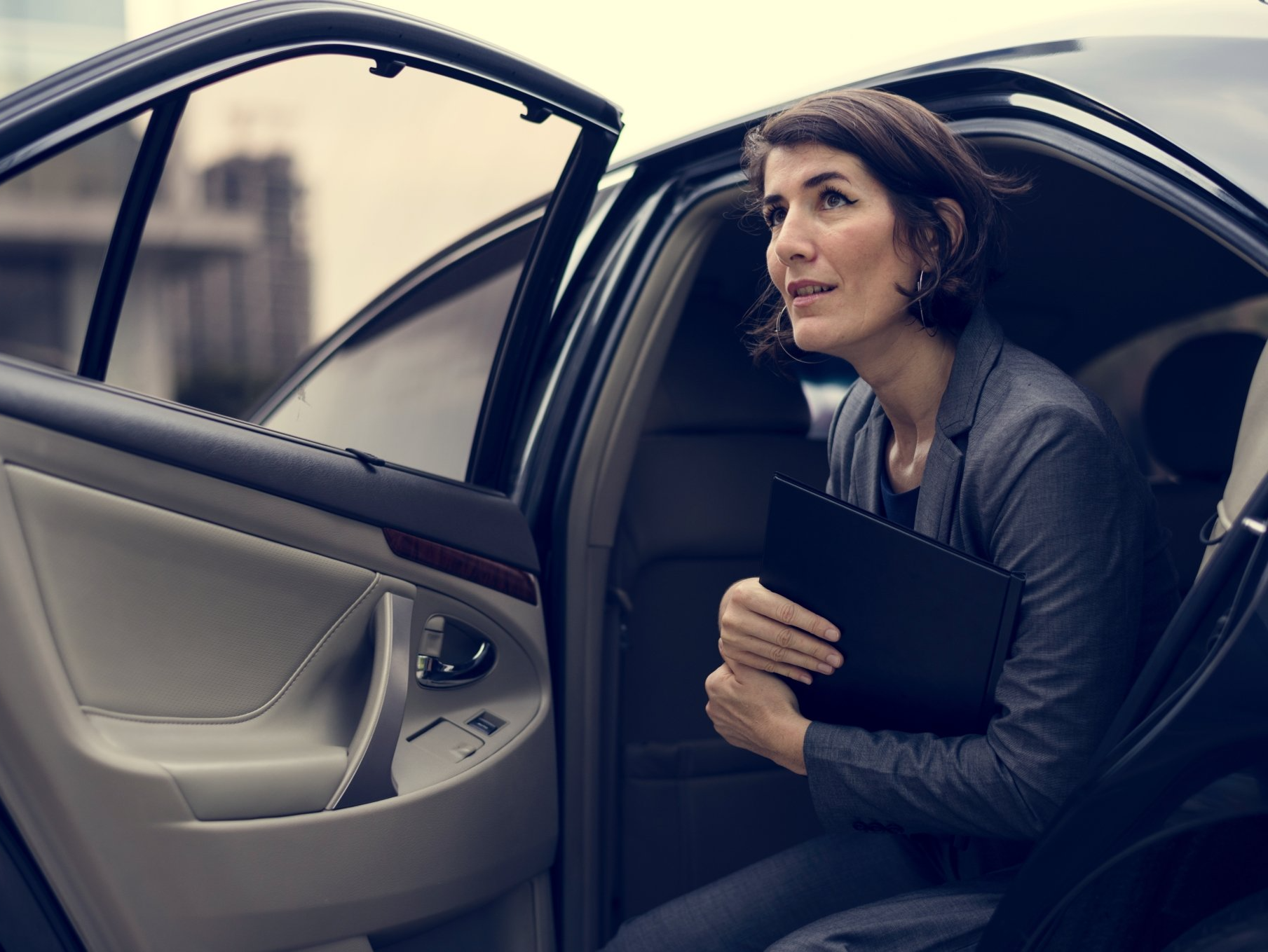 Photo d'une femme sortant d'une voiture