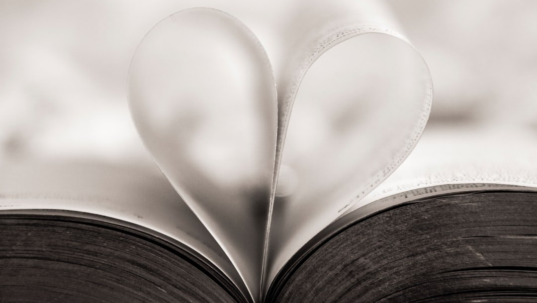 Photo d'un livre dont les pages forment un cœur