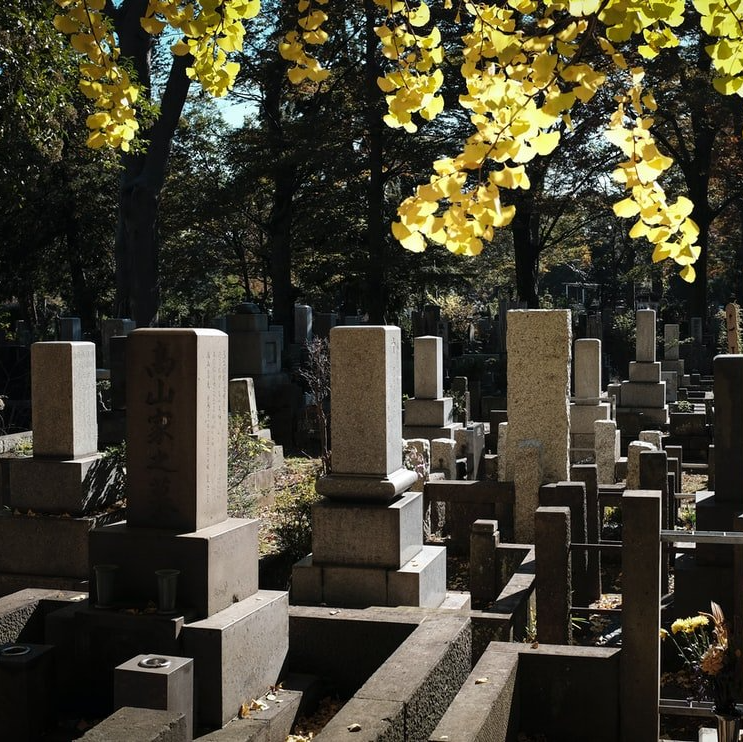 Photo d'un cimetière et de tombes
