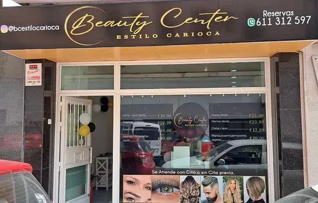 El frente de un centro de belleza con un coche aparcado delante.