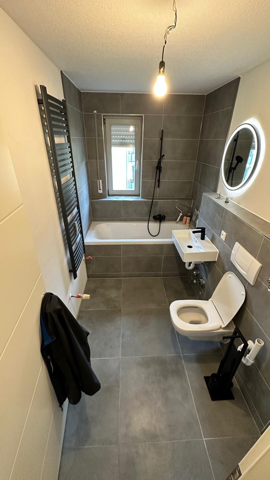 Badezimmer-Interieur mit Spiegel und dekorativer Leuchte