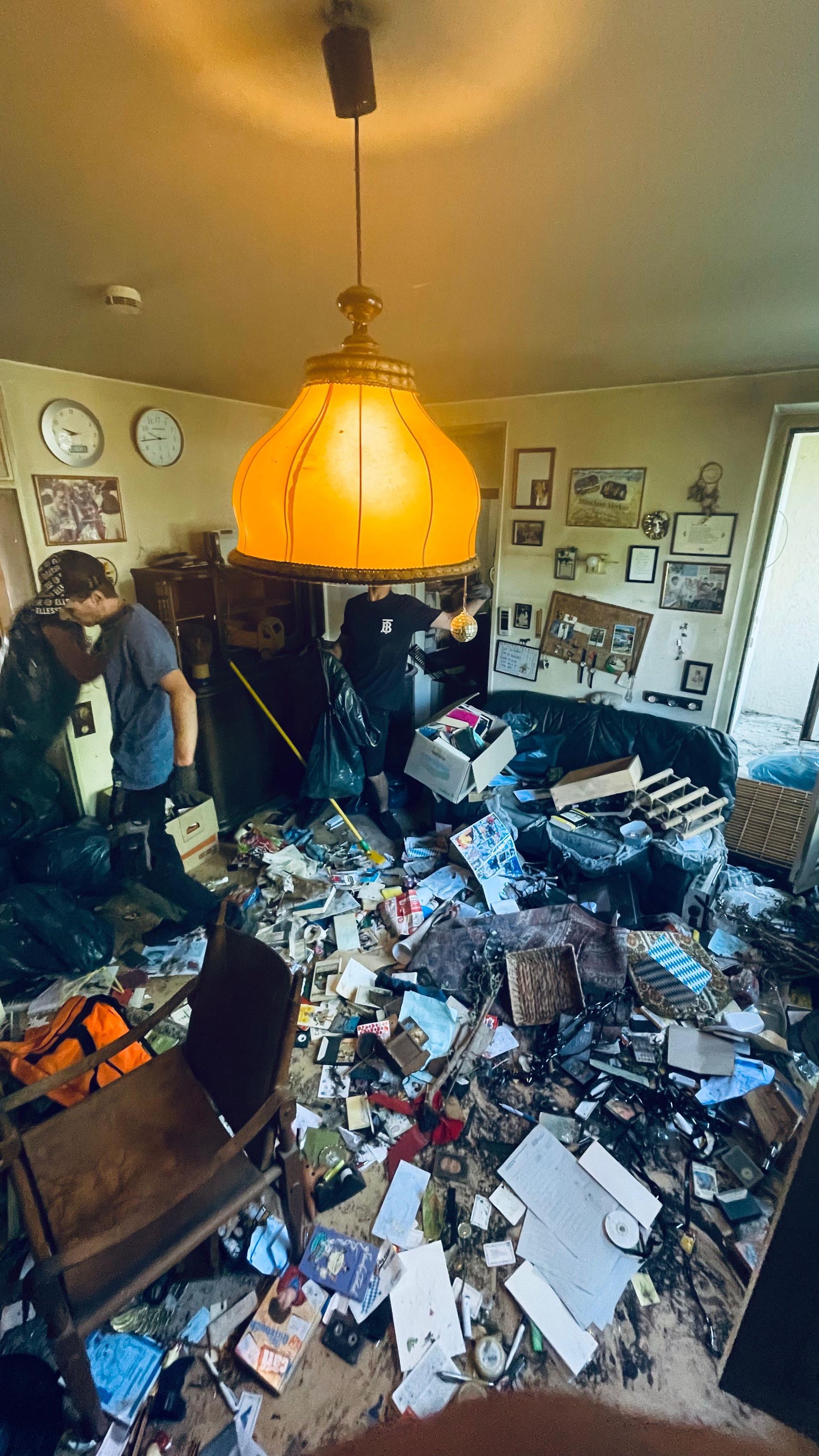 Brennende orangefarbene Hängelampe im Retro-Stil.