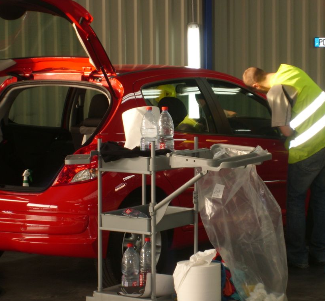 Une voiture rouge en cours de nettoyage