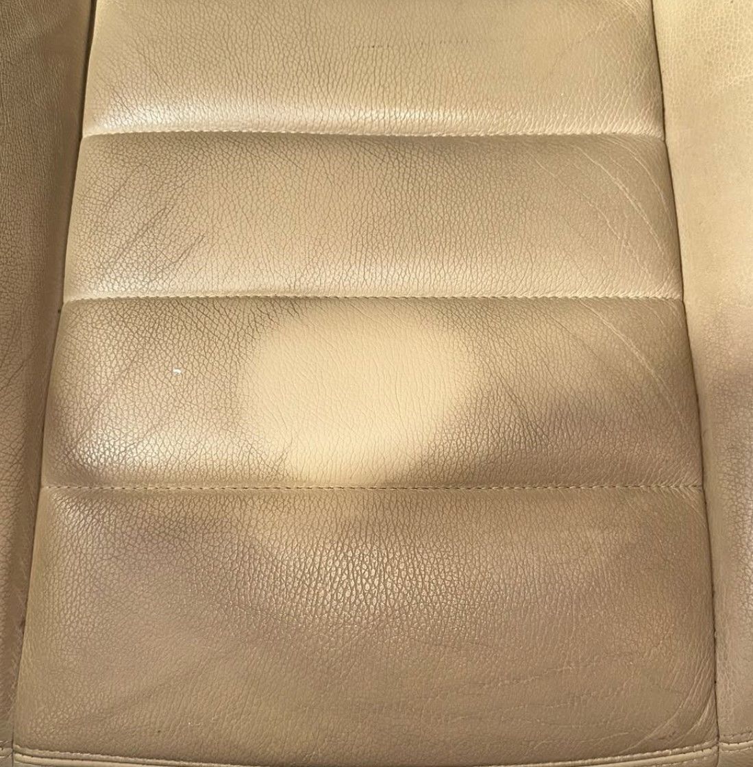 Une banquette en cuir avec un nettoyage seulement sur une partie