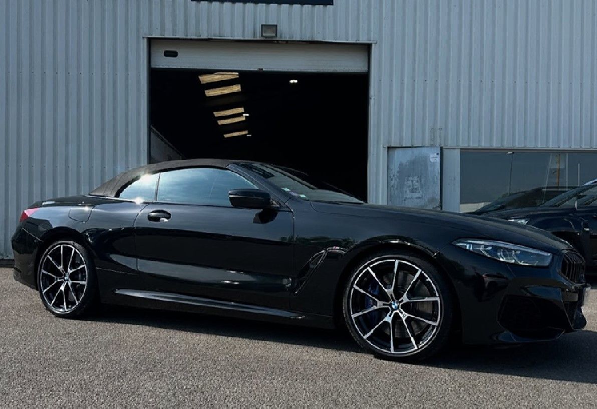 Une voiture de luxe noire