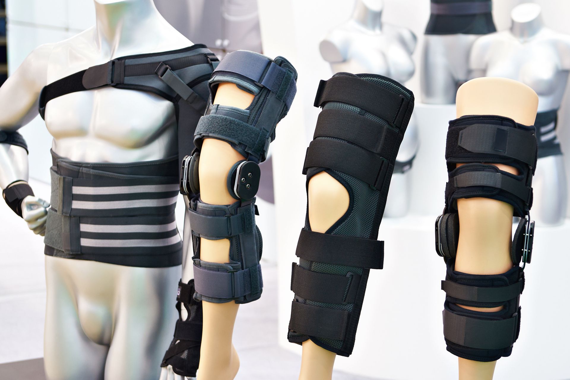 Modèles de genouillères sur des jambes de manequins.