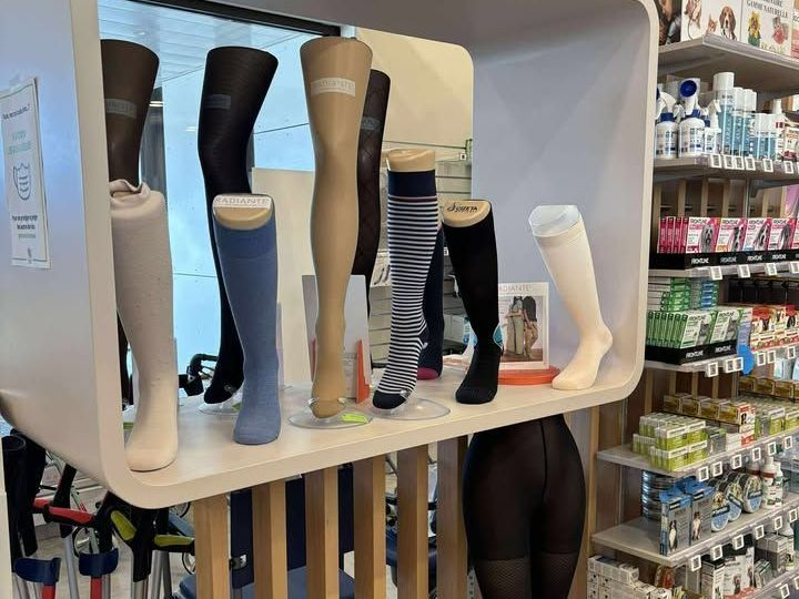 différents bas sur des jambes de manequins en plastique.