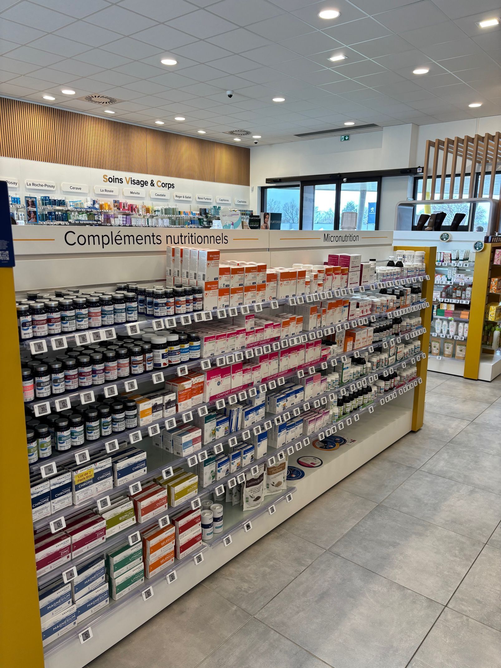 Rayon Compléments nutritionnels et Micronutrition de la parapharmacie.