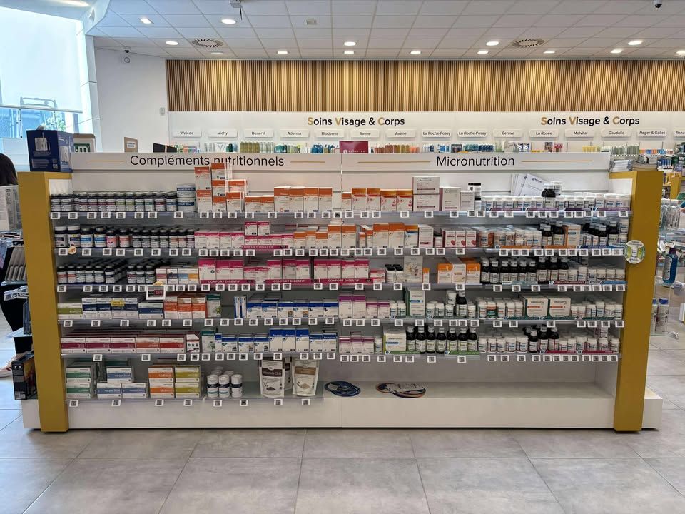 Vue de face du rayon compléments nutritionnels et micronutrition.