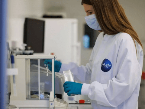Scientifique travaillant sur une produit