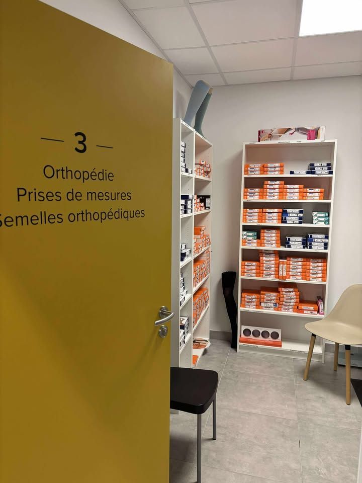 Salle dédiée à l'orthopédie, prises de mesure et semelles orthopédiques.