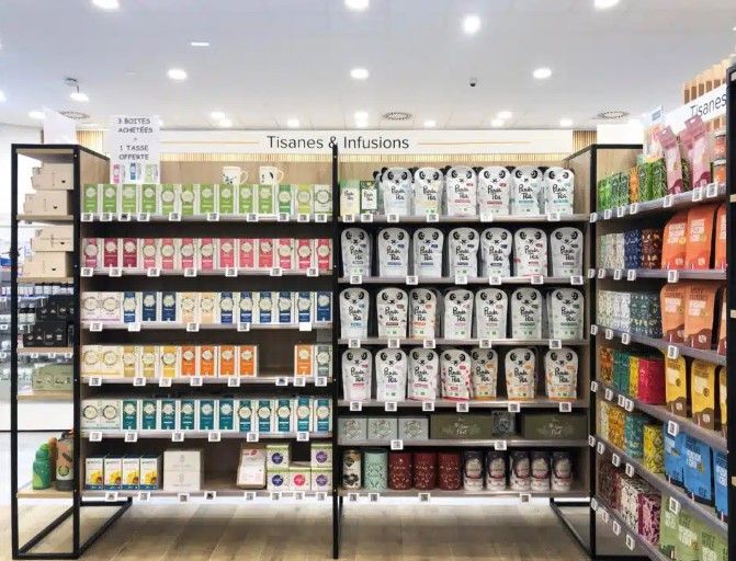 Des étagères de tisanes et infusions.
