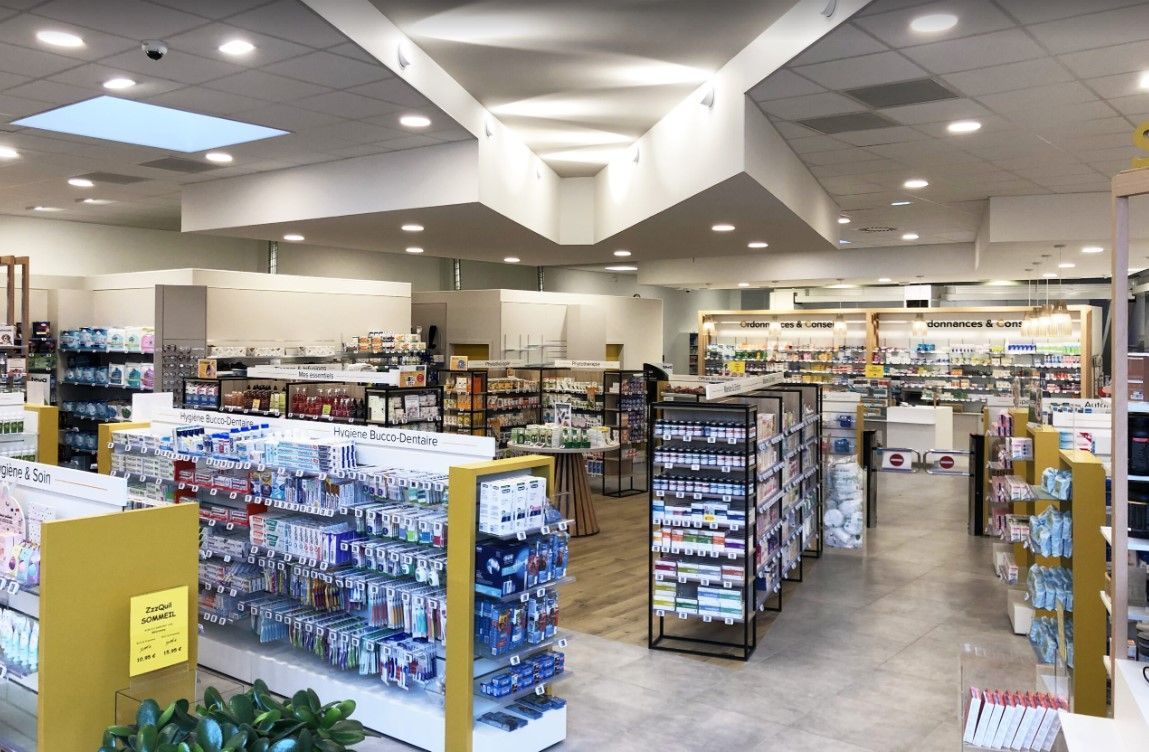Vue d'ensemble de l'intérieur de la pharmacie.