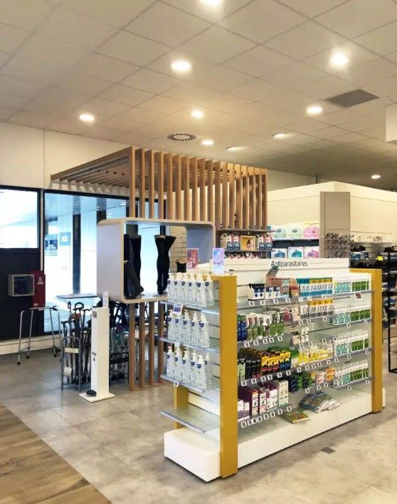Un espace dédié au matériel médical dans la pharmacie.