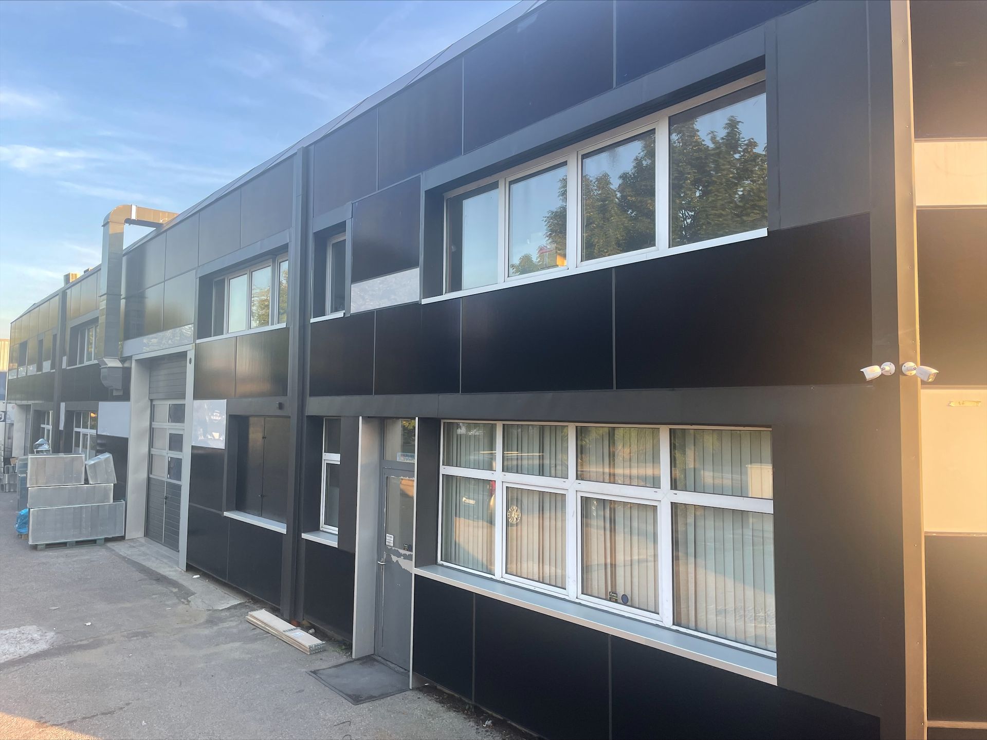 Un grand bâtiment avec beaucoup de panneaux solaires sur la façade