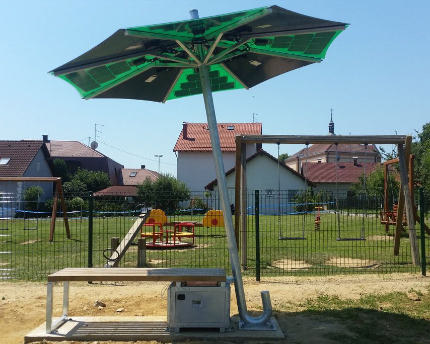 Un parasol vert et marron avec des panneaux solaires dessus dans une aire de jeux