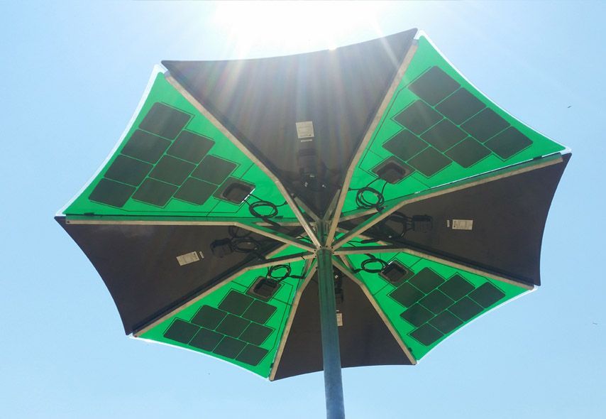 Un parasol vert et marron avec des panneaux solaires dessus
