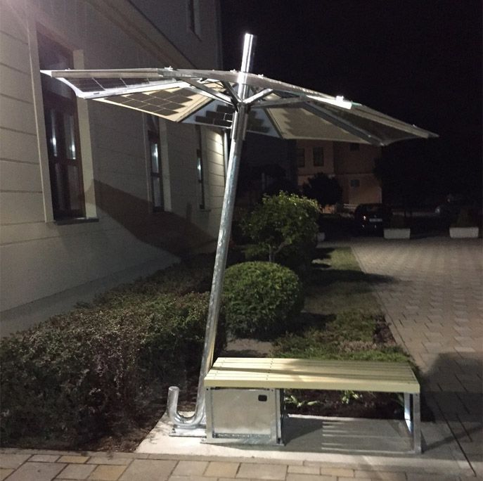 Un banc sous un parasol composé de panneaux solaires au-dessus