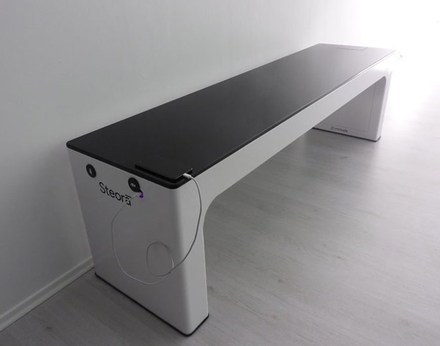 Un long banc solaire blanc