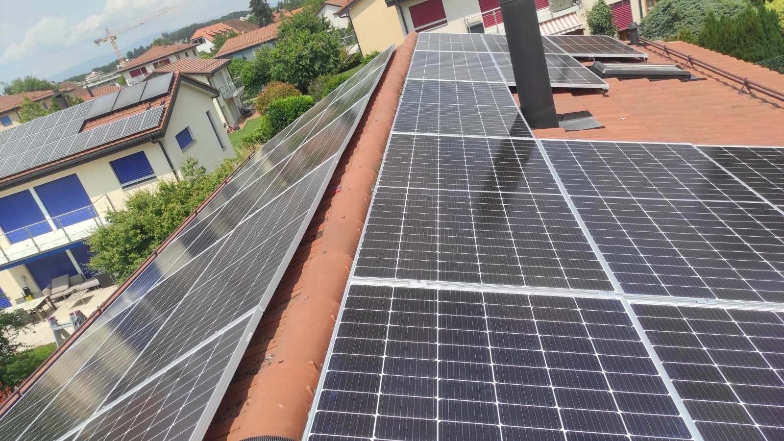 Une rangée de panneaux solaires est posée sur un toit.