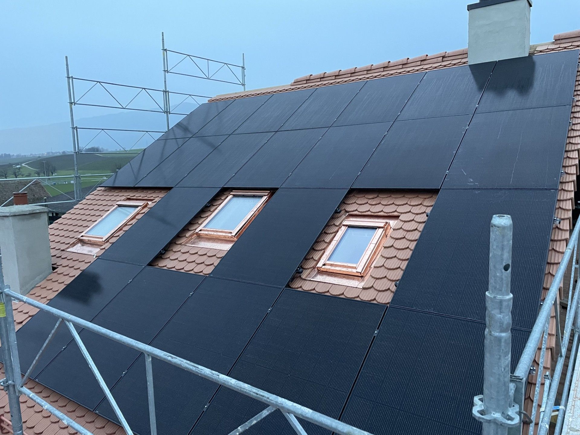 Un toit avec beaucoup de panneaux solaires dessus