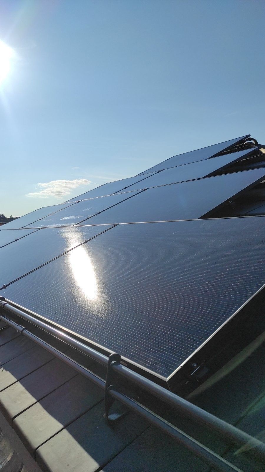 Une rangée de panneaux solaires sur le toit d'un bâtiment.