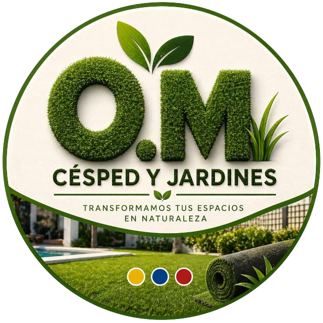 Logotipo verde de OM Césped y Jardines con hojas, césped y el lema «Transformamos tus espacios en naturaleza».