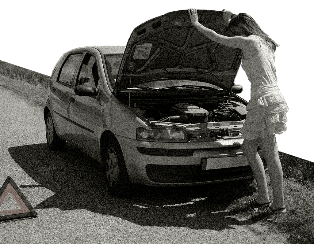 Une femme en panne qui regarde sous le capot de sa voiture