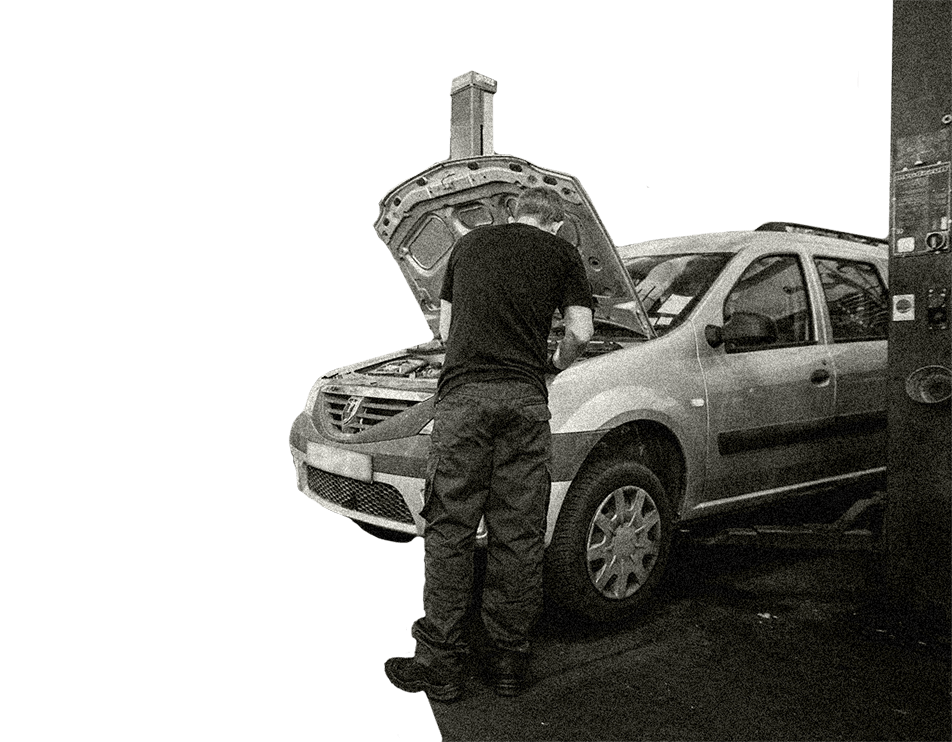 Garagiste opérant sur une Dacia Logan
