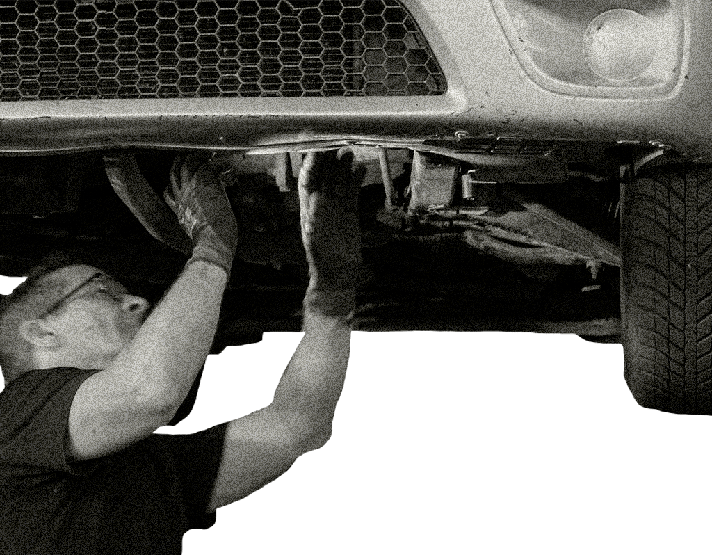 Un mécanicien recherche la panne mécanique sous le véhicule