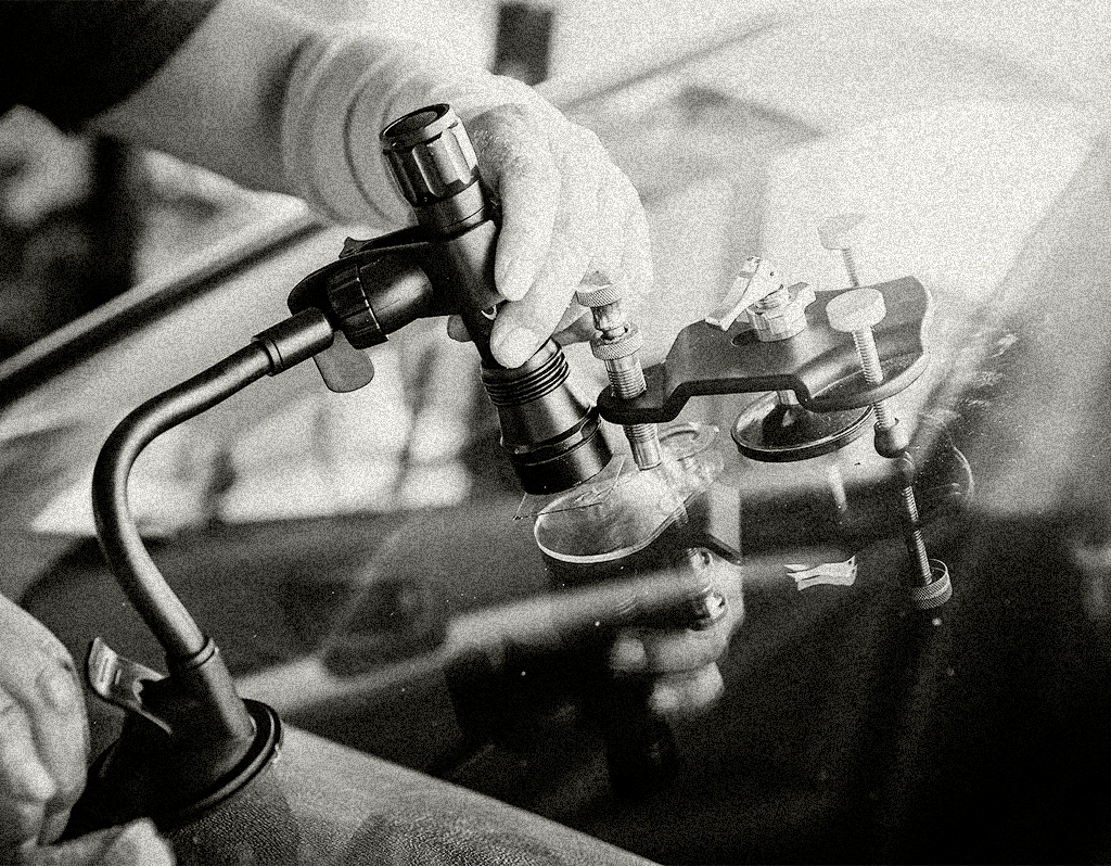 Mécanicien avec un outil de réparation de pare brise