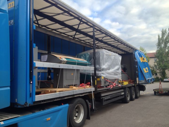 offener beladener Anhänger eines Lkws