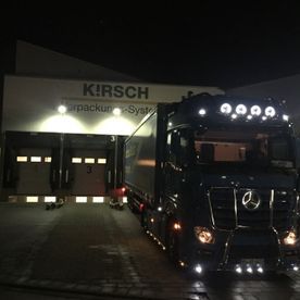 beleuchteter Lkw bei Nacht