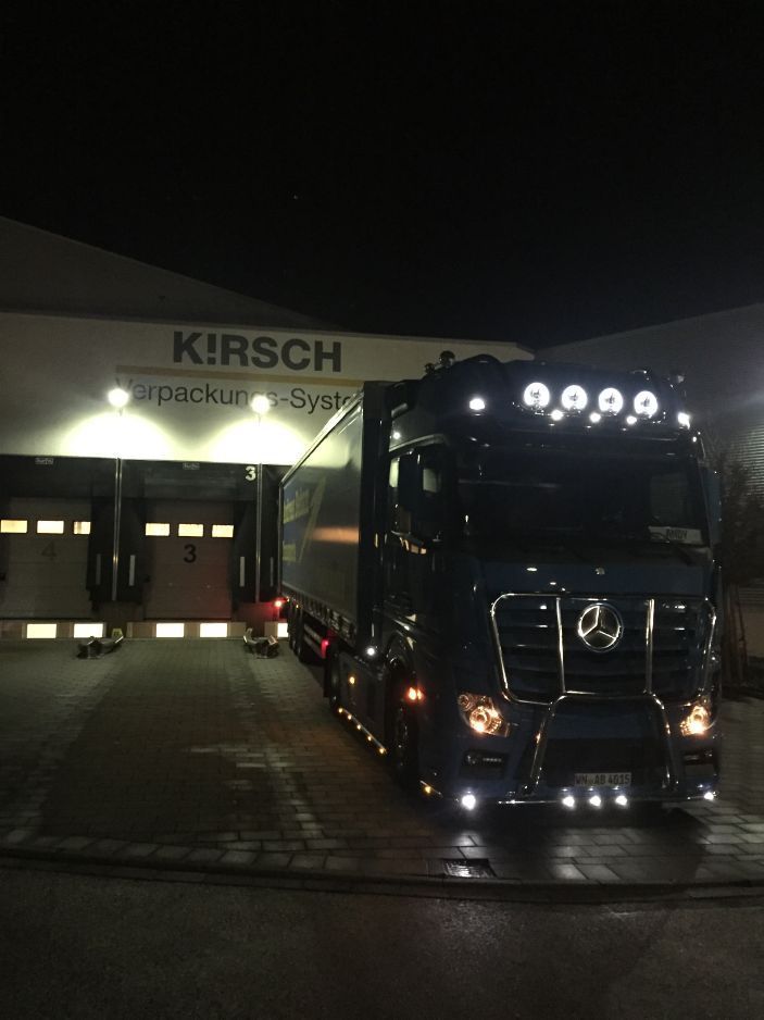 beleuchteter Lkw bei Nacht