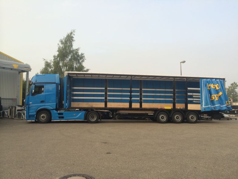 Lkw mit offenem Anhänger