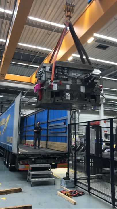 Güter werden in Ladefläche von Lkw gehoben